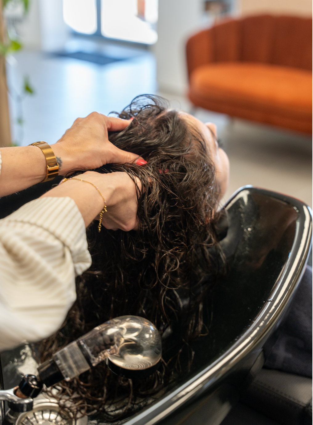 Les 10 erreurs de lavage qui abîment vos cheveux