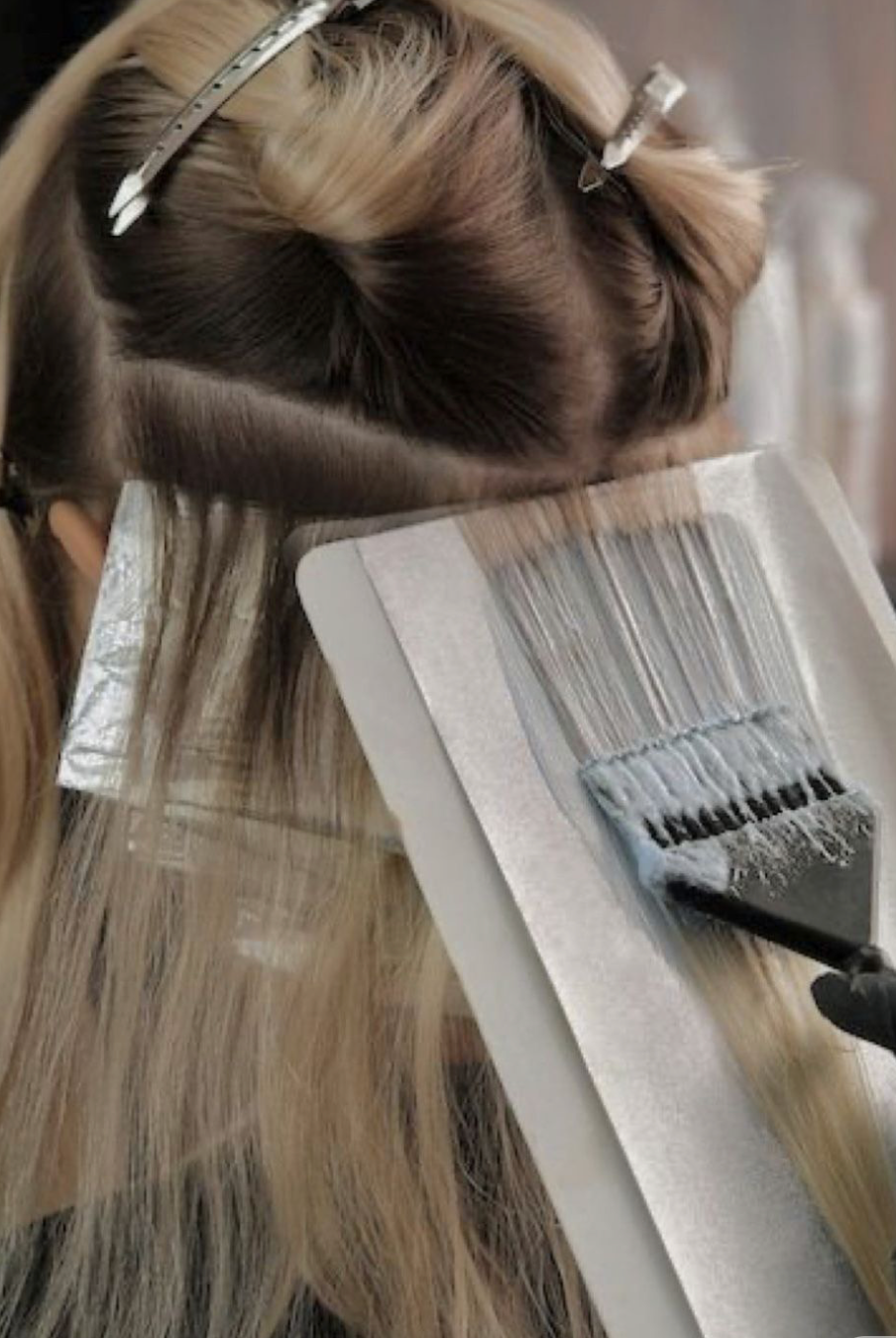 Décoloration des cheveux : guide pro pour un blond éclatant sans la casse
